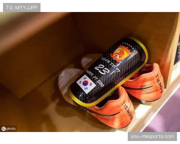 护腿板必须符合规则规定的尺寸和材质标准保障球员安全与比赛公平