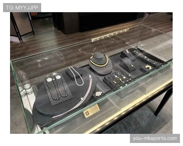 张琳芃逛街那反差也太带劲了，外表大叔遛弯感，包里像揣着一间奢侈品小店