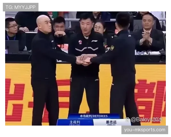 篮球进攻犯规规则解析：裁判对于判罚的具体标准与依据是什么